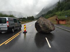 Stein på ti tonn kom ned på Riksveg 9 på Tveit i Bygland om natta og vart sprengd utpå dagen.