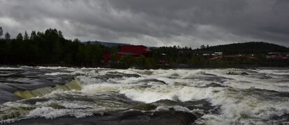Stor vassføring i Otra 27. august 2015. Her ved Fennefossen i Evje og Hornnes. Foto: Geir Daasvatn