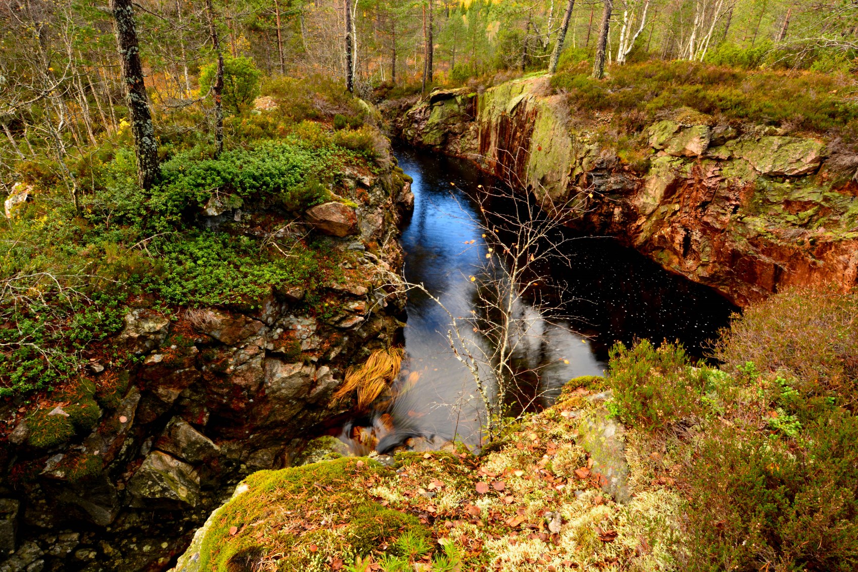I dag er gruva i Einerkilen fylt av vatn, og det renn ein liten bekk gjennom henne. Foto: Geir Daasvatn