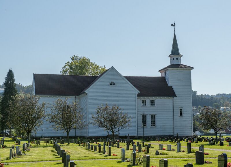Fil:Lyngdal kirke 200924.jpg