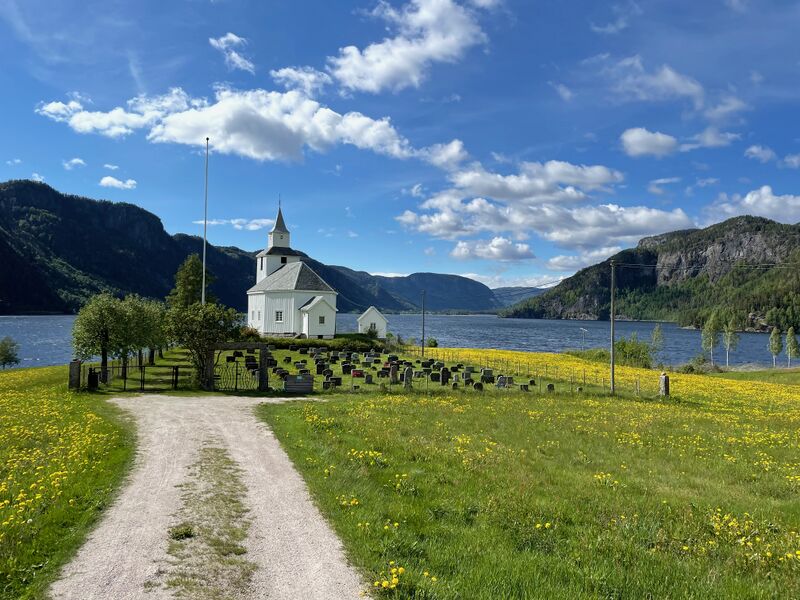 Fil:Sandnes kyrkje 27 mai 22.jpeg