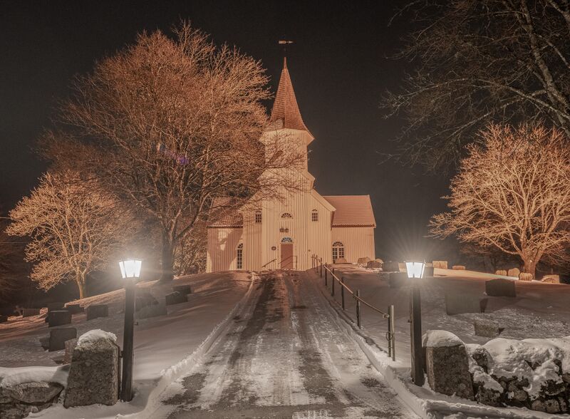 Fil:Øvrebø kyrkje 140225.jpg