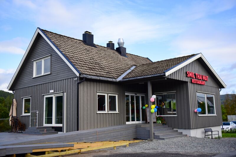 Fil:Smil Thai Restaurant 120919-2.jpg