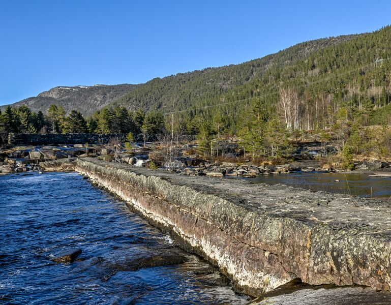 Fil:Syrtveitsfossen Evje flotingsmur 060426.jpg