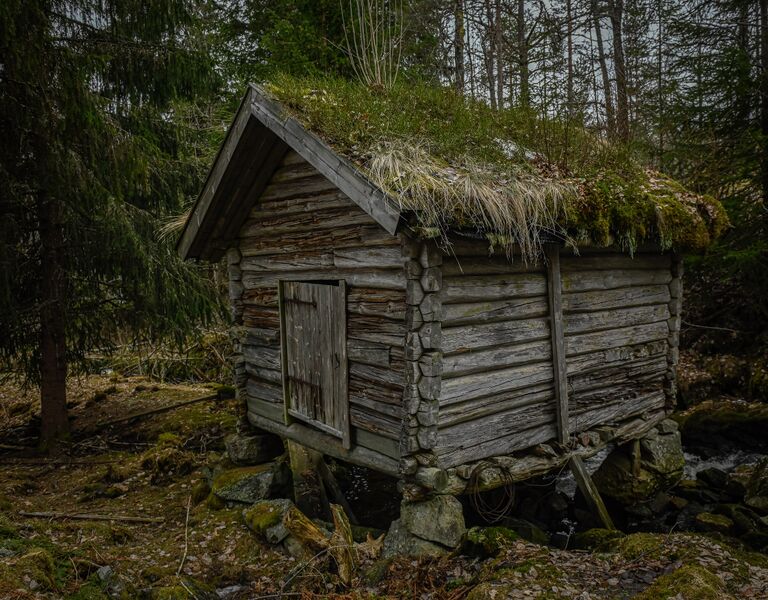 Fil:Ljosland Iveland kvernhus 010426.jpg