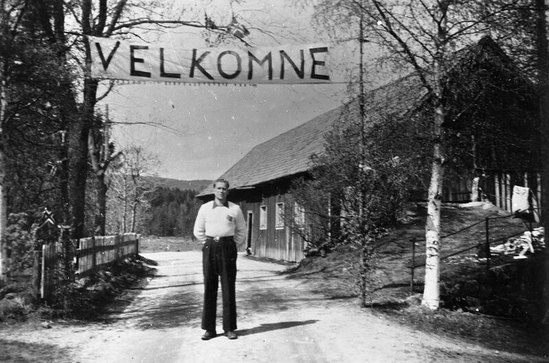 Fil:Bilde nr. 21 - Åsmund Kjetså står i Nerefarden og ynskjer krigsfangane velkomne heim i 1945 - AGK-105107.jpg