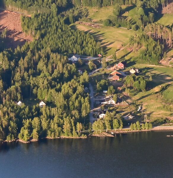 Fil:Bryggjevegen Åraksbø 240623.jpg