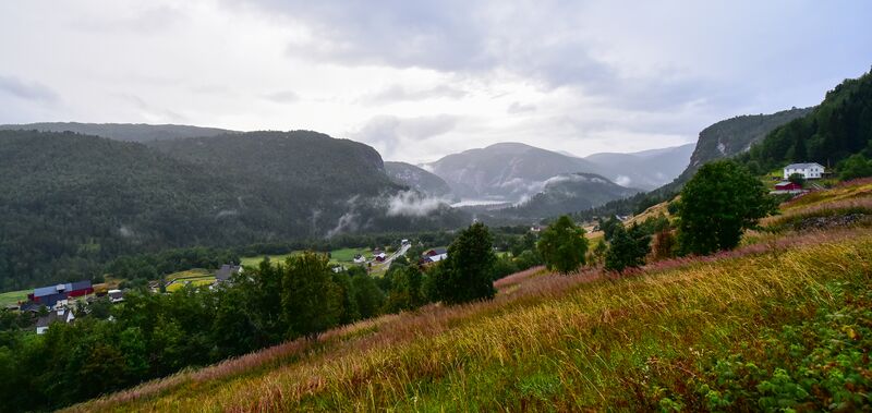 Fil:Bykle kyrkjebygd 310718.jpg
