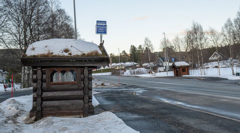 Fil:Evje kyrkje bussholdeplass 010326.jpg