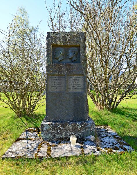 Fil:Minnestein Hylestad kyrkje 150516-2.jpg