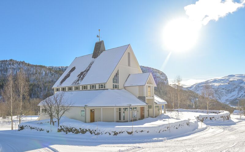 Fil:Bykle kyrkje 210226.jpg