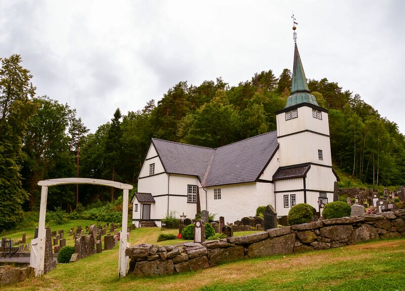 Fil:Dypvåg kirke Tvedestrand 300717.jpg