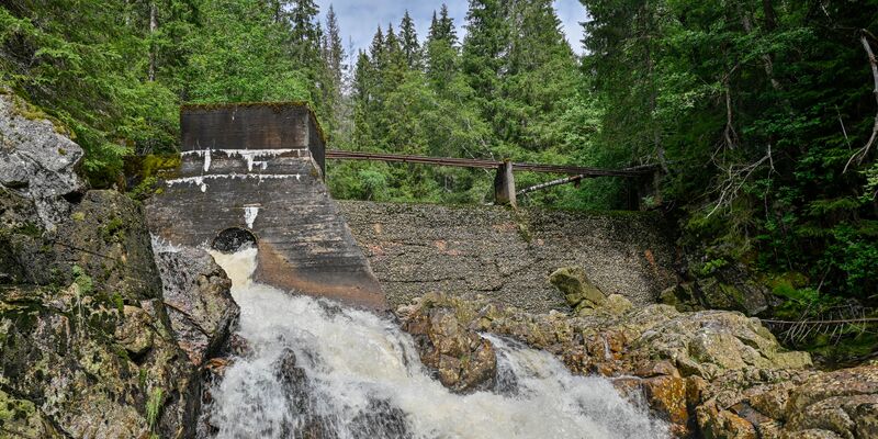 Fil:Åraksbø kraftverk dam 170724.jpg