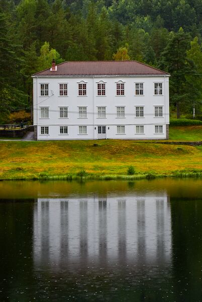 Fil:Elvarheim Åmli 040822.jpg