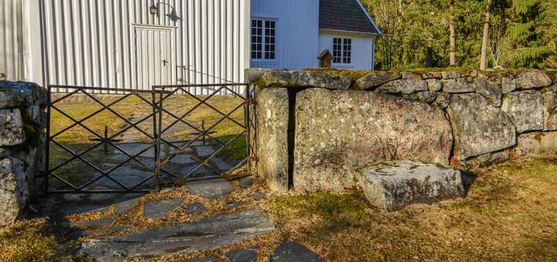 Fil:Belland kyrkje Lensmannssteinen 250316.jpg