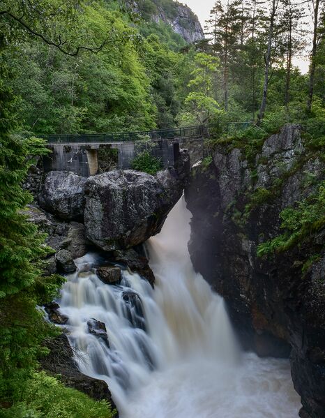 Fil:Kvåsfossen Lyngdal 140619-2.jpg