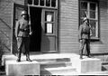 Bilde nr. 94 - Tyske soldatar utanfor Dølen Hotel på Evje - AGK-099102.jpg