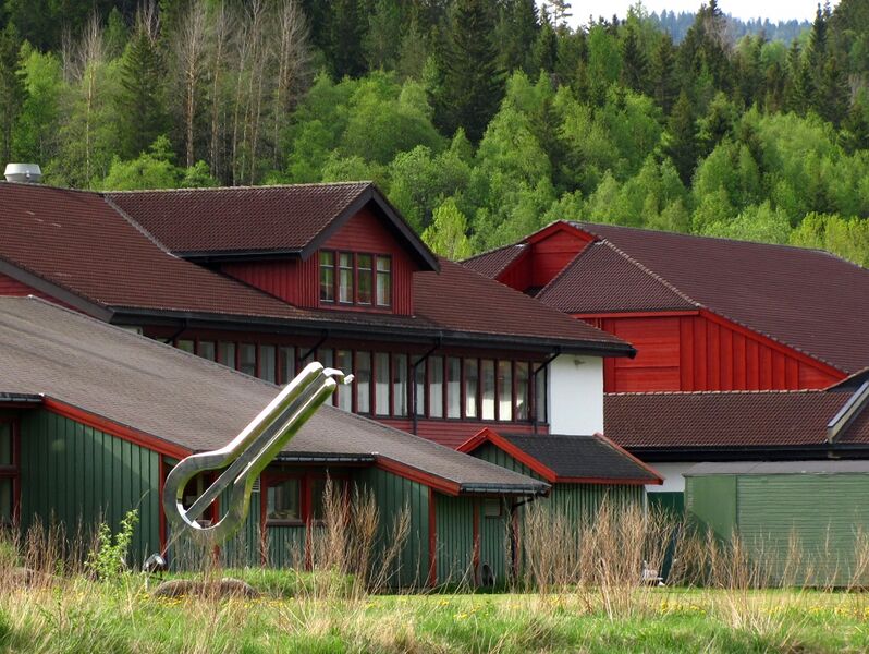 Fil:Valle, skoleområdet og tusenårsmonumentet.JPG
