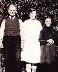 John T. Dåsvatn med dotter Torborg og kona Anna.jpg